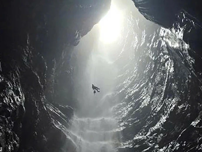 Kỳ quan mới ở Quảng Trị: Hố sụt sâu với thác nước khổng lồ