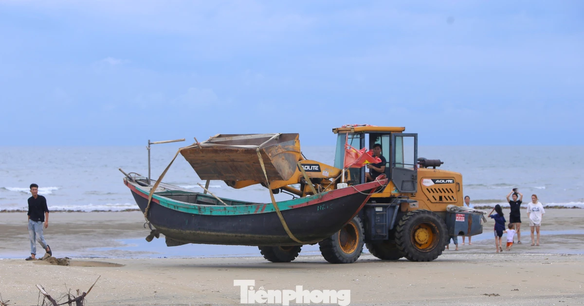 Dùng máy xúc cẩu thuyền lên bờ để 'chạy' bão số 5