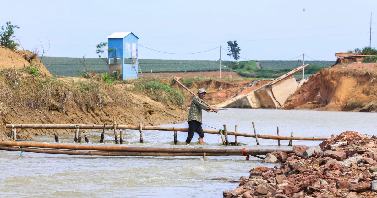 Lũ cuốn sập cầu ở Thanh Hóa, người dân dựng cầu khỉ vượt sông, học sinh đi vòng 8km đến trường