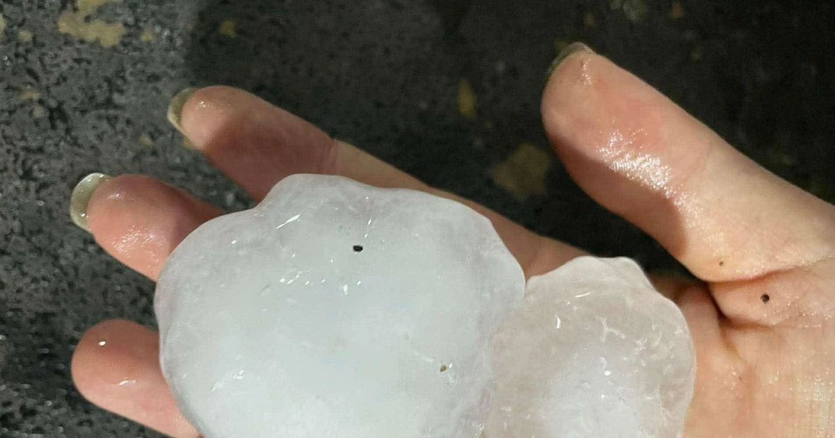 Mưa đá, dông lốc trong đêm ở Thanh Hóa