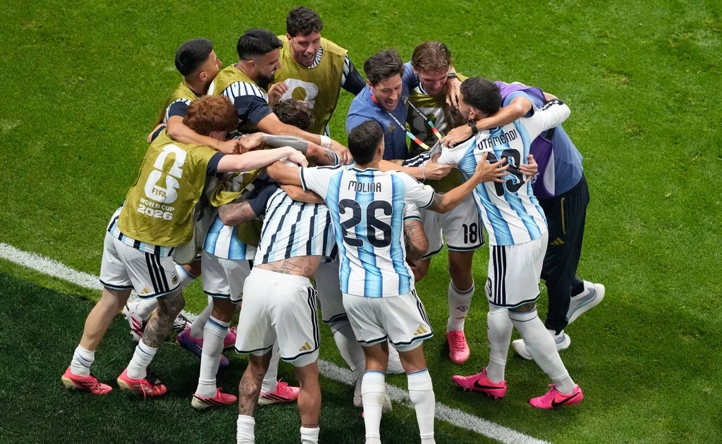 Argentina ngược dòng kỳ vỹ vào tứ kết