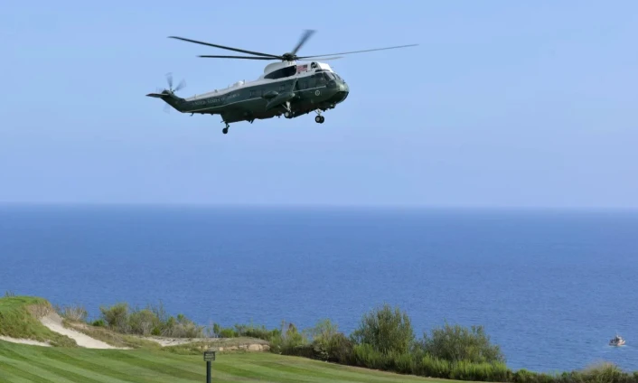 Khoảnh khắc nghẹt thở khi trực thăng chở Tổng thống Trump áp sát máy bay thương mại