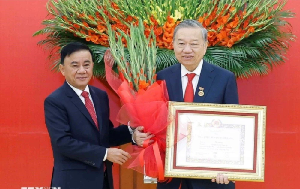 Trao Huy hiệu 45 năm tuổi Đảng tặng Tổng Bí thư Tô Lâm