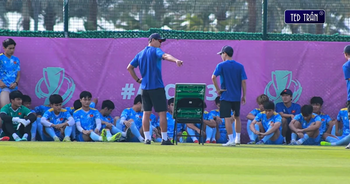 HLV Kim Sang-sik giải mã U23 Trung Quốc ngay trên sân tập