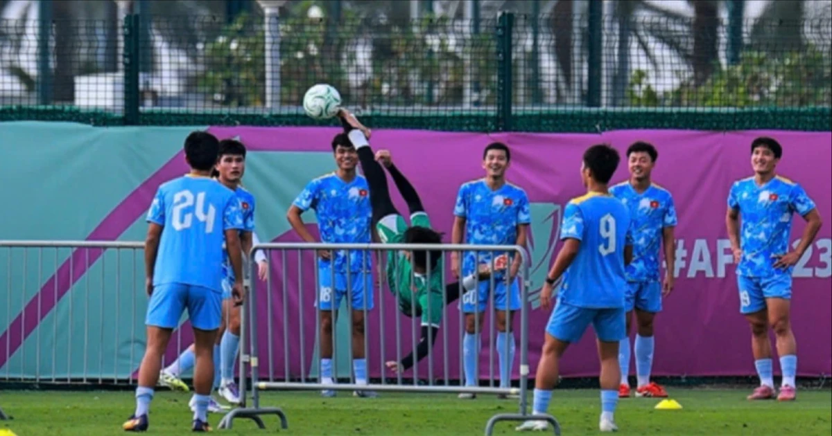 Trở lại sân tập sau chiến thắng trước U23 Saudi Arabia, HLV Kim Sang-sik khiến học trò từ ngạc nhiên đến thích thú