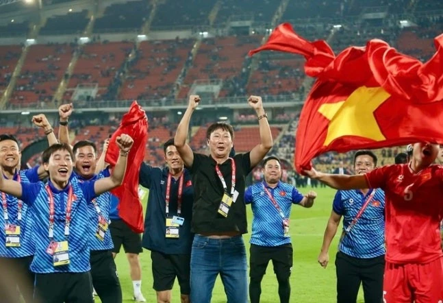 Báo Hàn Quốc: HLV Kim Sang-sik đang ở đỉnh cao quyền lực