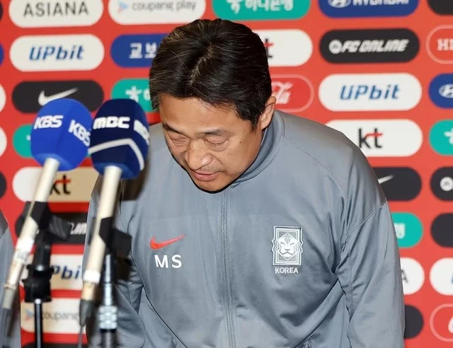 Về nước sau trận thua U23 Việt Nam, HLV U23 Hàn Quốc cúi đầu xin lỗi, sau đó mắng mỏ học trò