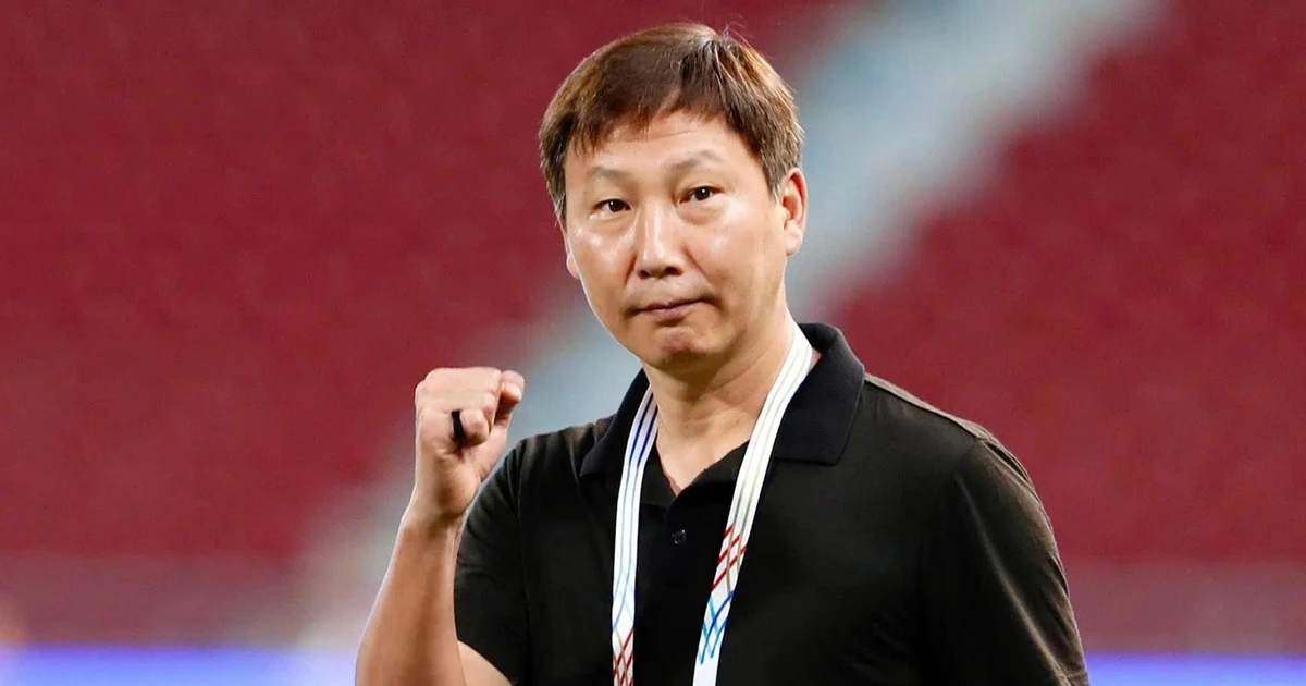 HLV Kim Sang-sik gửi tặng tấm huy chương Đồng như lời chúc năm mới tới người dân Việt Nam