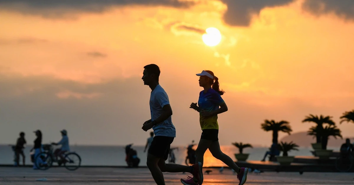 Vận động viên hào hứng chạy thử cung đường Tiền Phong Marathon 2026 trước giờ G