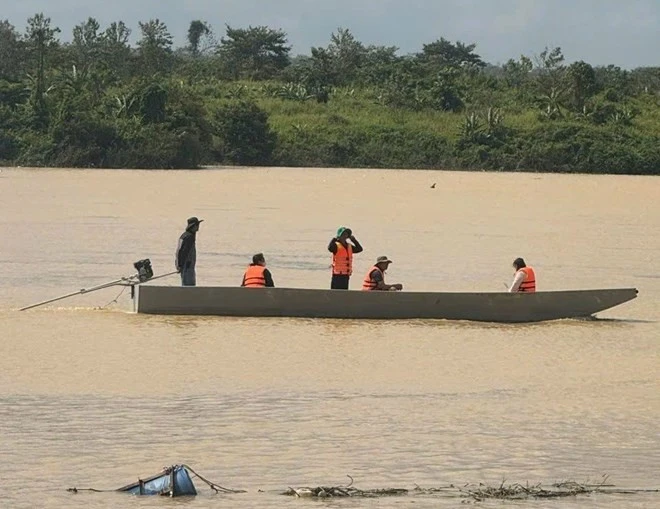 Người cha ngồi bên bờ sông mong tin con gái học lớp 11 mất tích sau giờ tan học