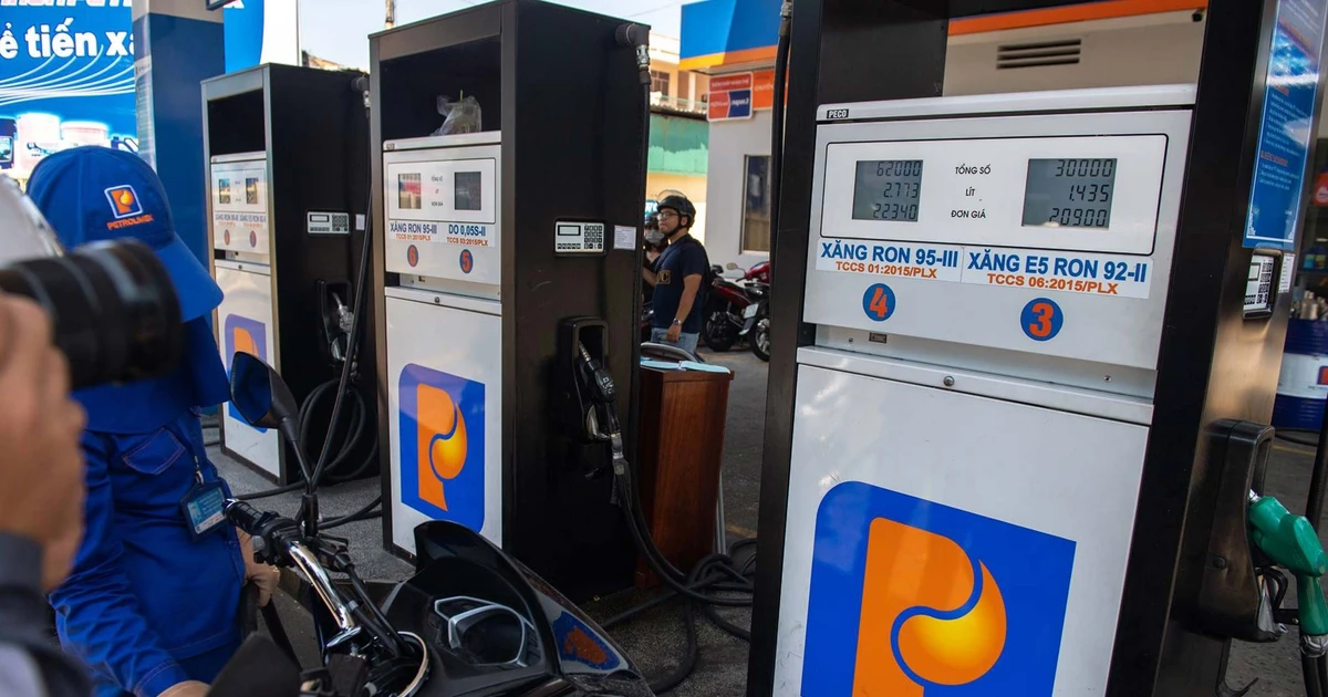 Giá xăng vượt 30K/lít: Đổ đầy bình xe máy, ô tô thông dụng mất bao nhiêu tiền?