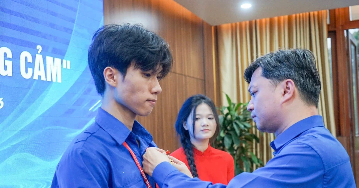 Trao tặng Huy hiệu "Tuổi trẻ dũng cảm" cho nam sinh ĐH Bách Khoa cứu người trong đám cháy