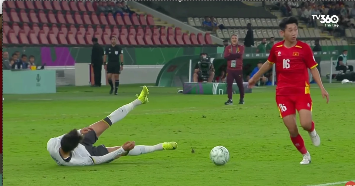 Tình huống Nhật Minh nhận thẻ vàng gây tranh cãi, dẫn đến U23 Việt Nam chịu thiệt