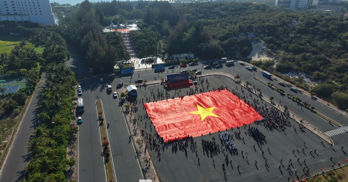 Lễ Thượng cờ ở Khu tưởng niệm Gạc Ma: Điểm nhấn thiêng liêng của Tiền Phong Marathon 2026