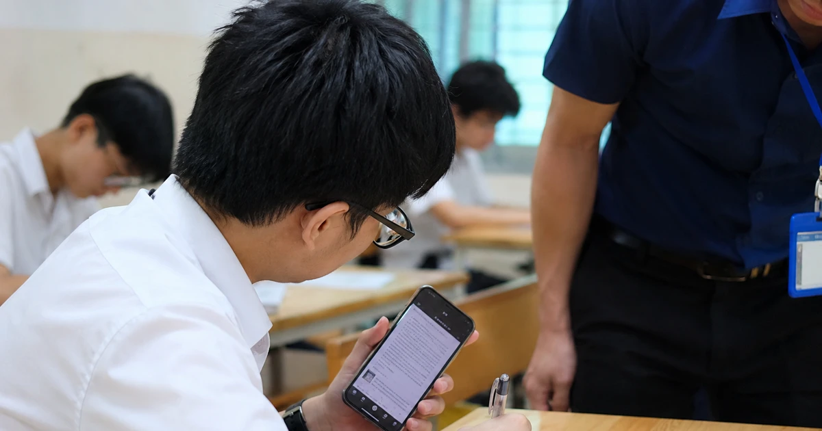 Chụp đề đưa lên AI để tìm đáp án, một thí sinh Hà Nội bị phát hiện ngay trong giờ thi