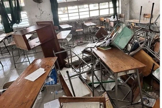 Học sinh lớp 9 ném bàn ghế "phá tan hoang" lớp học, nhà trường xử lý thế nào?
