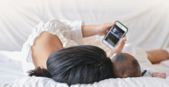 Mẹ vô tình làm rơi điện thoại trúng đầu, bé 2 tháng tuổi bị chấn thương sọ não