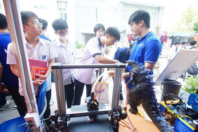 "Chạm - thử - hiểu” tại Ngày hội tuyển sinh khối Khoa học và Công nghệ 2026