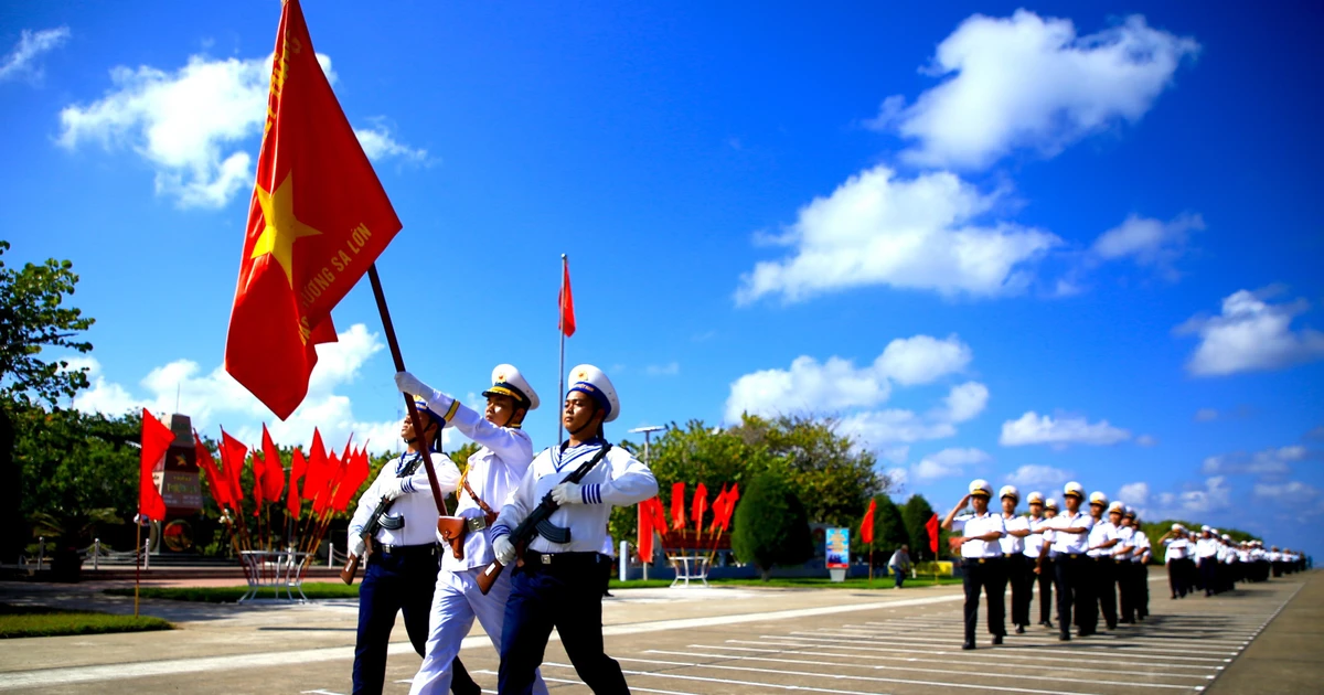Lễ chào cờ và duyệt đội ngũ xúc động ở 'trái tim' Trường Sa