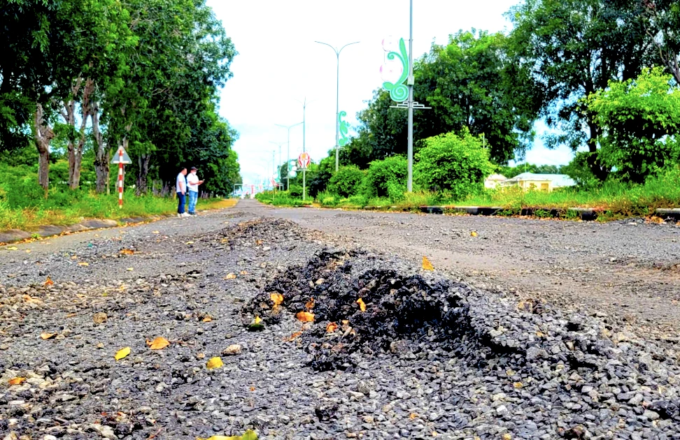 Cận cảnh con đường 'tan nát' sau khi được... sửa chữa