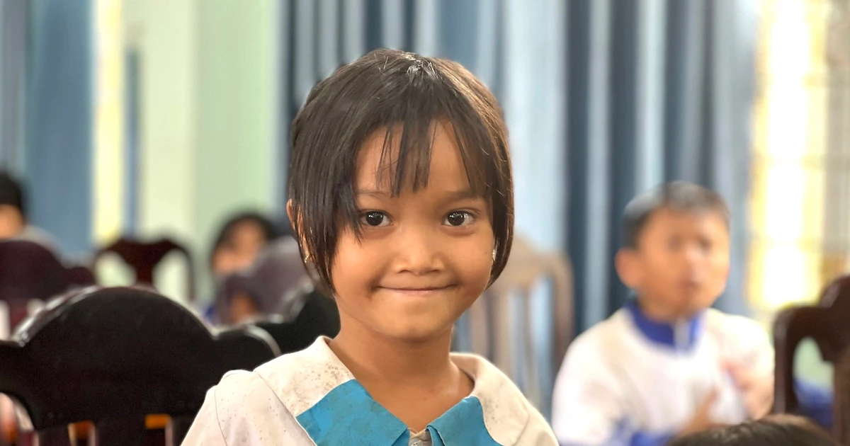 Xúc động hoàn cảnh bé 'hạt tiêu' được Trung ương Đoàn tiếp sức