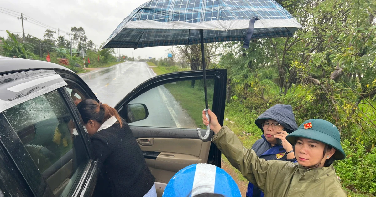 Lãnh đạo xã trưng dụng ô tô của phóng viên đưa sản phụ băng lũ đi đẻ