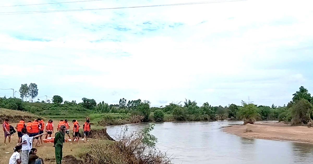 Ra suối rửa chân, cháu bé bị dòng nước xiết cuốn trôi