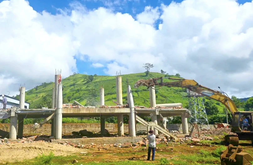 Cận cảnh phá bỏ nhà rông bê tông dưới chân núi lửa Chư Đăng Ya