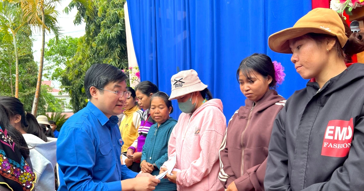 Nhiều phần quà, học bổng ý nghĩa cho người dân, học sinh vùng sâu Gia Lai