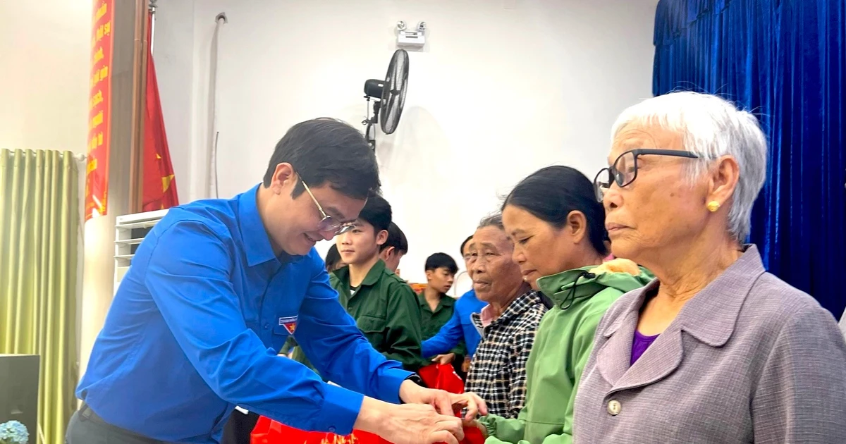 Trung ương Đoàn tặng nhiều phần quà ý nghĩa cho người dân xã Phú Thiện