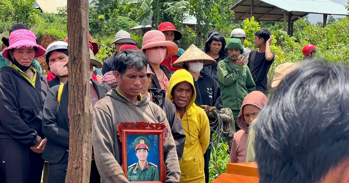 Truy thăng quân hàm vượt cấp cho chiến sĩ quên mình cứu hai người bị điện giật