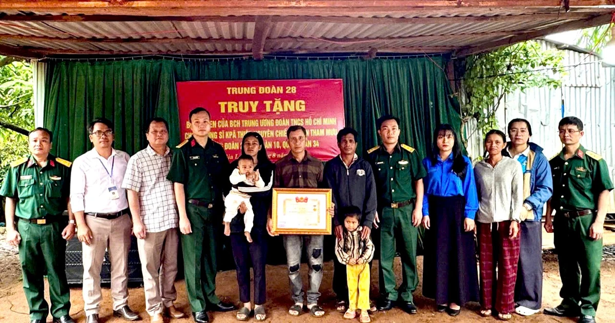 Truy tặng bằng khen của Trung ương Đoàn cho chiến sĩ quên mình cứu hai người
