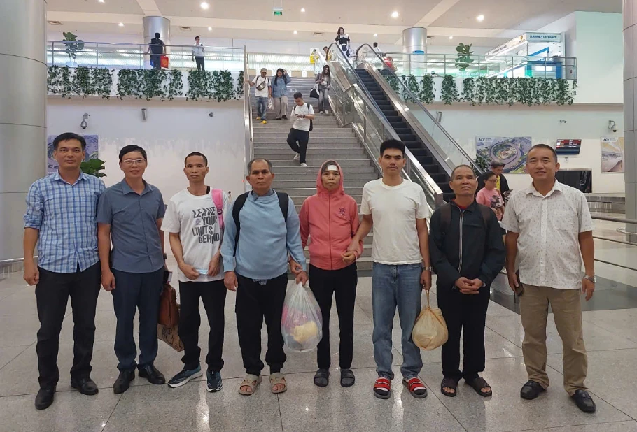 Công an Gia Lai đưa 5 người vượt biên tìm 'việc nhẹ lương cao' về địa phương