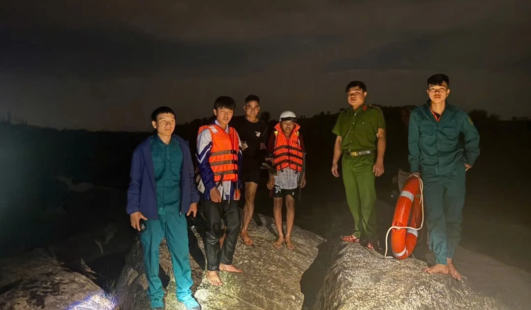 Hai học sinh mắc kẹt trên sông Ba khi thủy điện xả lũ