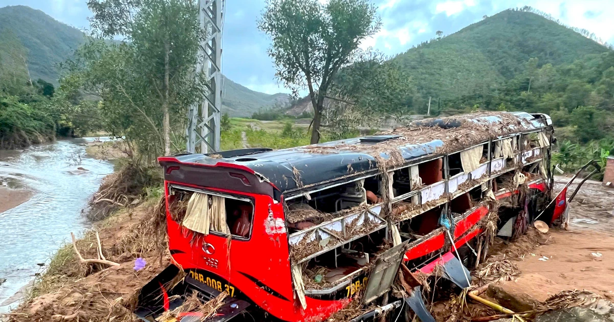 Cận cảnh xe khách giường nằm bị lũ cuốn ven Quốc lộ 19C