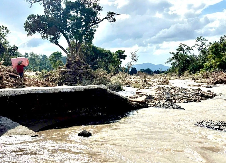 Đường bị cuốn trôi, hơn 1.000 người dân một làng ở Gia Lai vẫn bị cô lập 