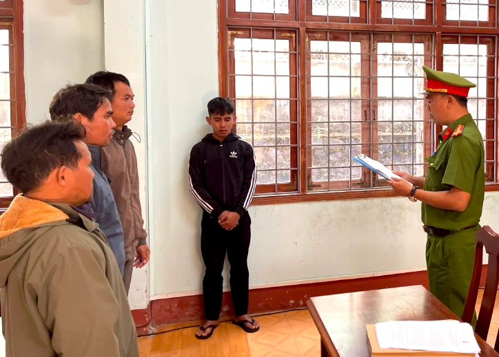 Bị khởi tố về tội ’Giết người’ vì đi xe máy đánh võng rồi tông vào cảnh sát