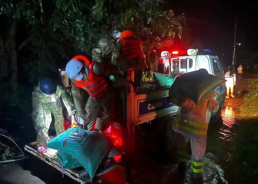 Nước sông Ba đang dâng mạnh, một cầu bị sập