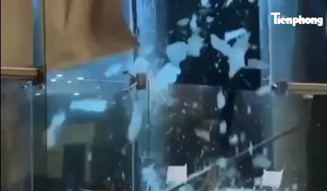 Clip bão 'quật' vỡ kính khách sạn ở Quy Nhơn