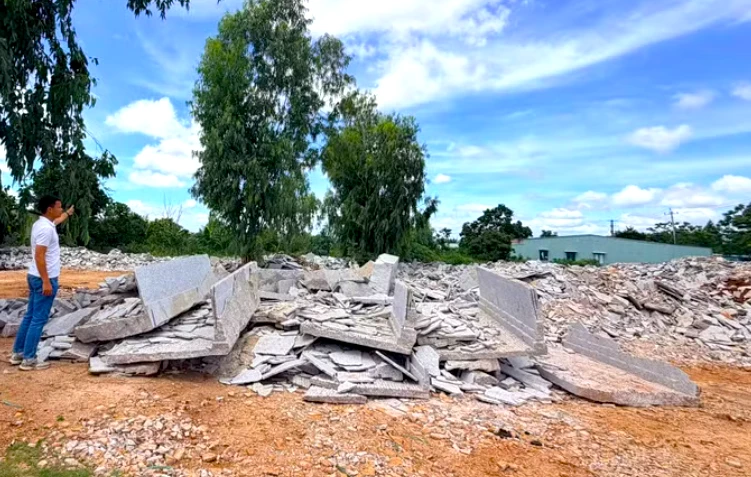 Đổ 315 tấn đá thải gây ô nhiễm môi trường, hai đối tượng bị khởi tố