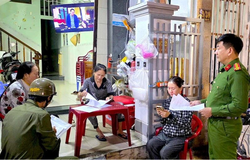 Công an đi từng nhà kêu gọi người dân tố giác hai tên cướp ngân hàng ở Gia Lai