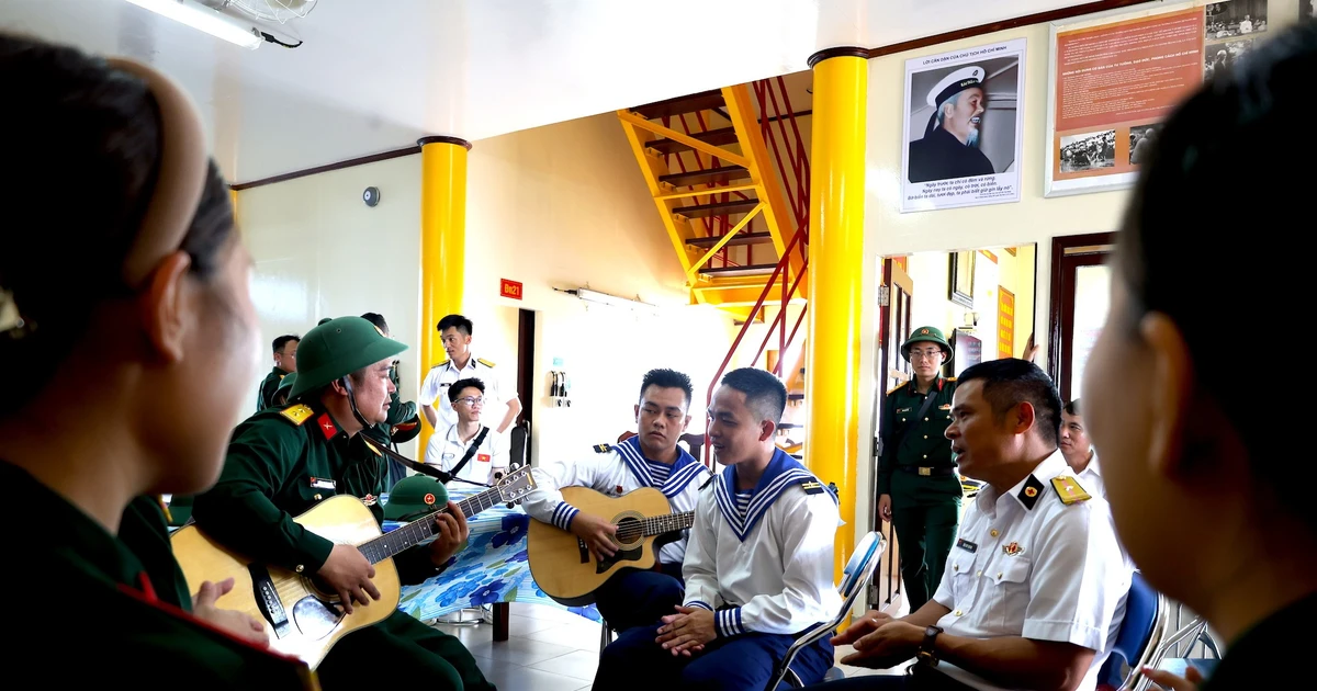 Xem chiến sĩ Hải quân 'mình đồng da sắt' trình diễn văn nghệ trên đảo