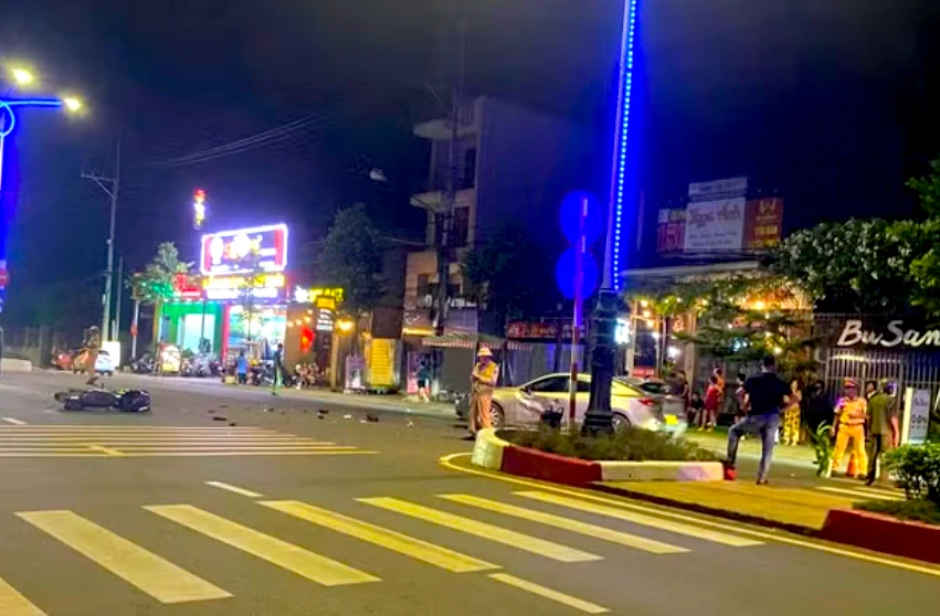 Nam thanh niên đi xe máy Exciter tốc độ cao tông vào ô tô bị tử vong