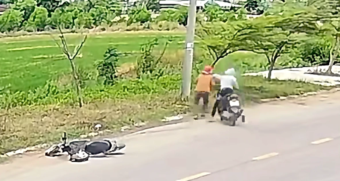 Giật dây chuyền vàng xong tên cướp quay lại đe doạ nạn nhân đưa nốt mặt dây