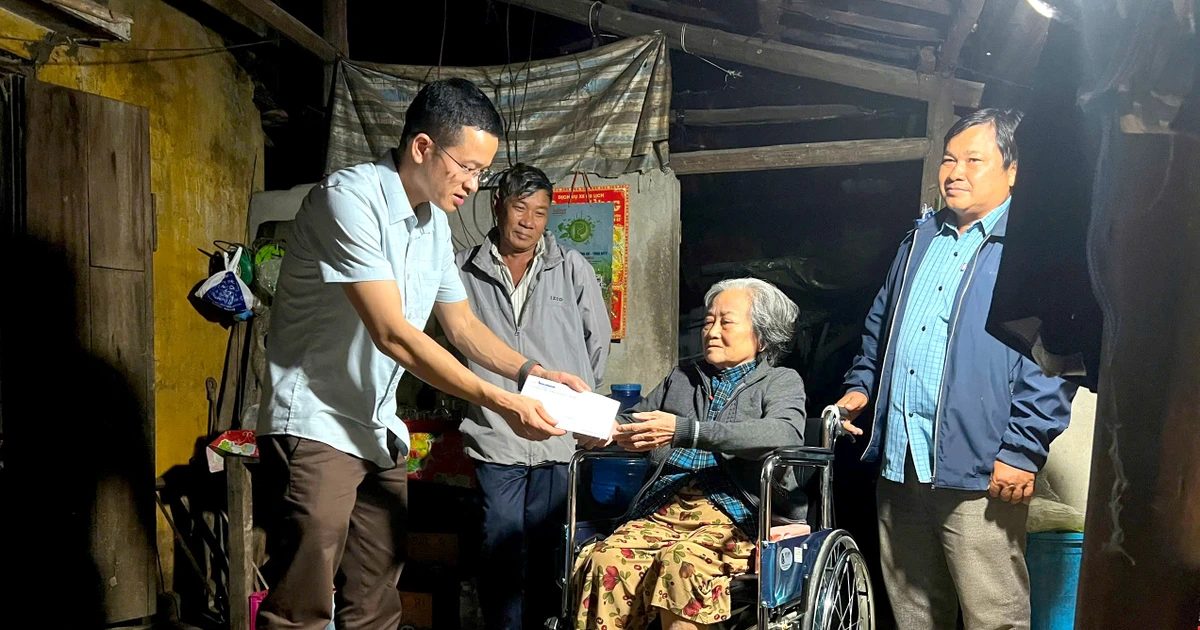 Nhiều người có hoàn cảnh khó khăn bật khóc khi được Báo Tiền Phong trao quà cứu trợ