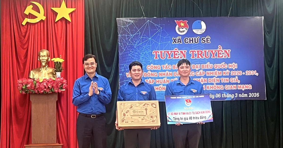 Anh Bùi Quang Huy tặng quà, trao học bổng ở xã Chư Sê