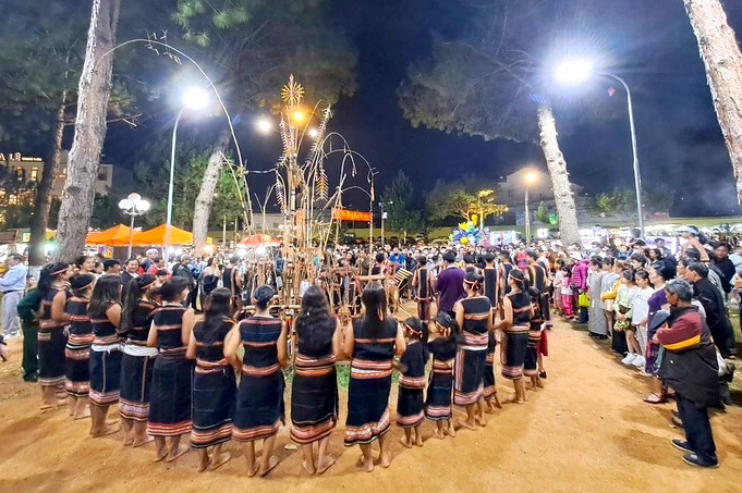 40 nghệ nhân làng Pleiku Roh biểu diễn cồng chiêng ở Quảng trường Đại Đoàn Kết