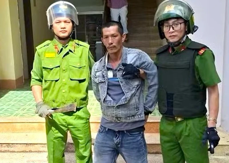 Tin mới vụ cầm dao quắm vào trường tìm giáo viên nghi 'dìm' điểm con mình