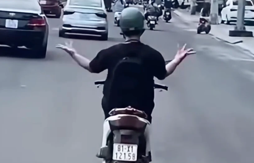 Xác minh người đàn ông bỏ hai tay, múa trên xe máy