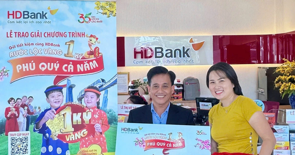 HDBank trao thưởng 1 ký vàng SJC cho nữ khách hàng tại TP.HCM